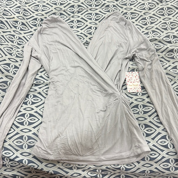 Beautiful free people blouse v line front and back. New with tag. - Picture 1 of 4